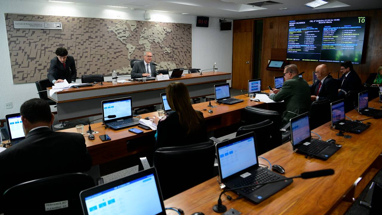 O presidente da Comissão de Relações Exteriores e Defesa Nacional do Senado, Renan Calheiros (MDB-AL), comanda reunião do colegiado, em abril