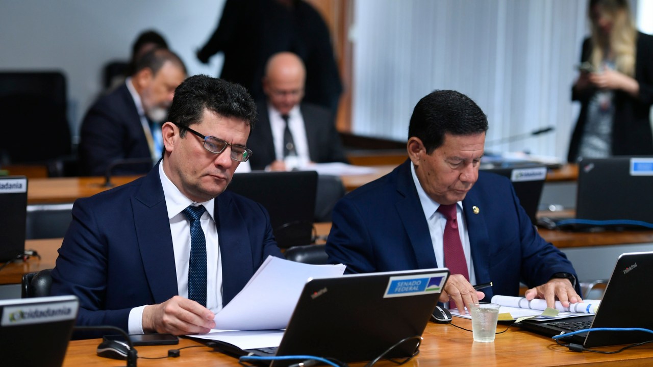Sergio Moro (União-PR) e Hamilton Mourão (Republicanos-RS) durante reunião da Comissão de Segurança Pública do Senado