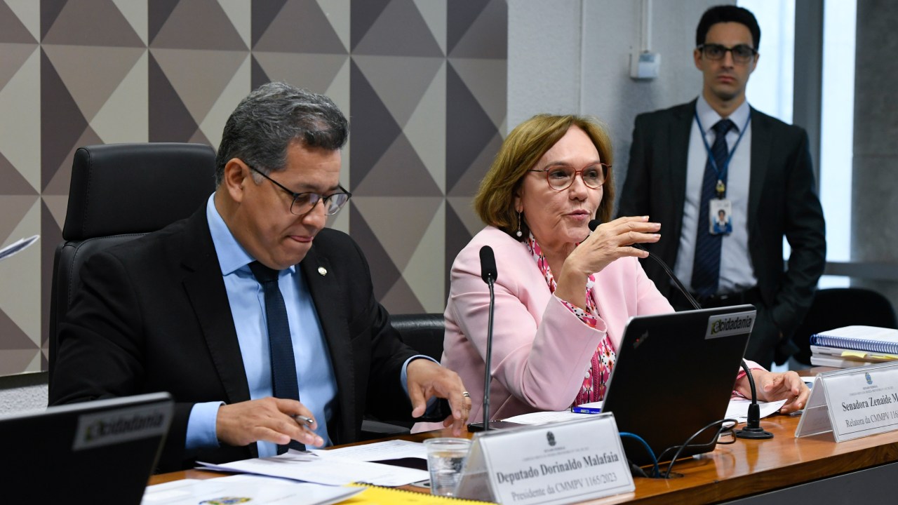 O deputado Dorinaldo Malafaia (PDT-AP) e a senadora Zenaide Maia (PSD-RN) durante sessão da comissão mista para avaliação da MP do Mais Médicos
