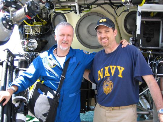 Parks Stephenson, à direita, ao lado do aclamado diretor James Cameron. Stephenson já serviu como consultor técnico de Cameron para o filme Titanic.