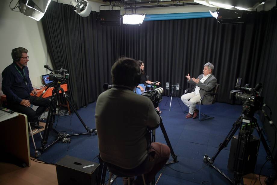 O ministro do Desenvolvimento Agrário e Agricultura Familiar, Paulo Teixeira, durante a gravação do programa Amarelas On Air, de Veja.