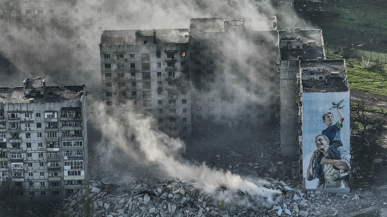 TERRA ARRASADA - Bakhmut: a Rússia canta vitória na cidade totalmente destruída