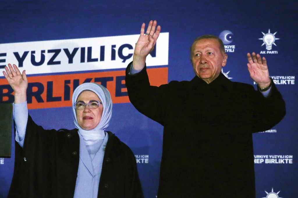 SEGUE O JOGO - Erdogan após a apuração dos votos: a máquina pública a todo o vapor para conquistar eleitores decisivos