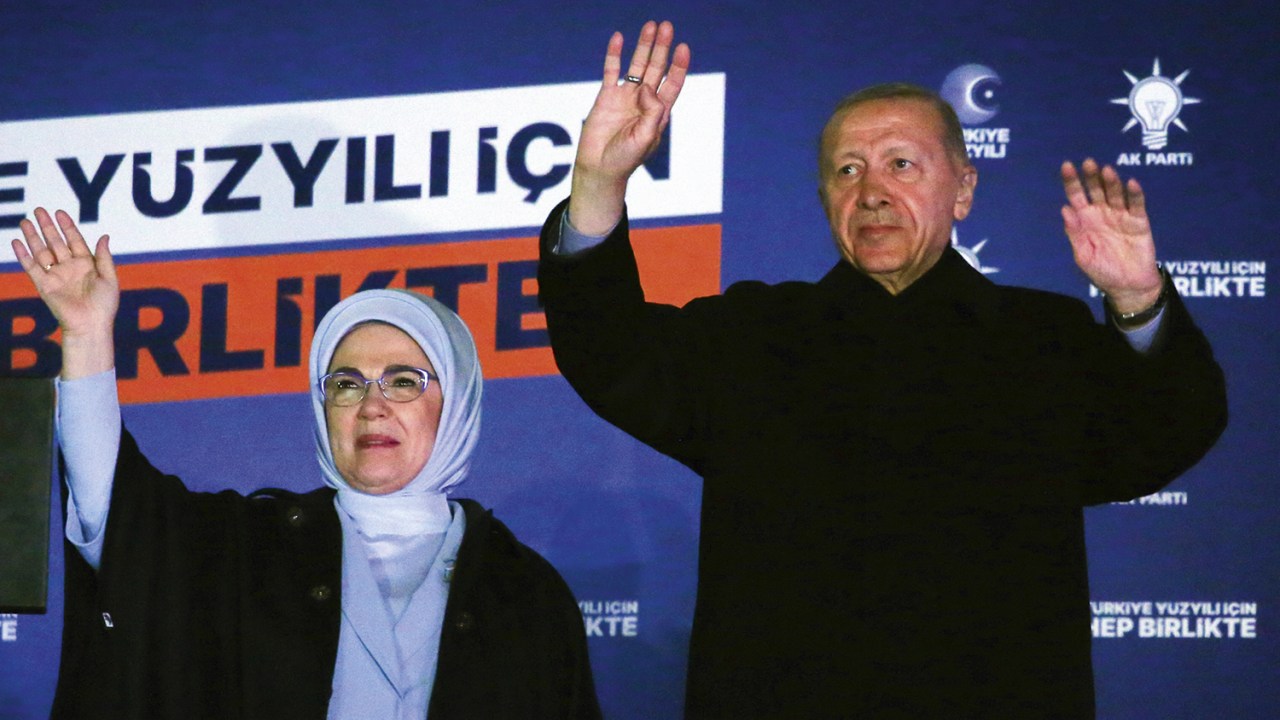 SEGUE O JOGO - Erdogan após a apuração dos votos: a máquina pública a todo o vapor para conquistar eleitores decisivos