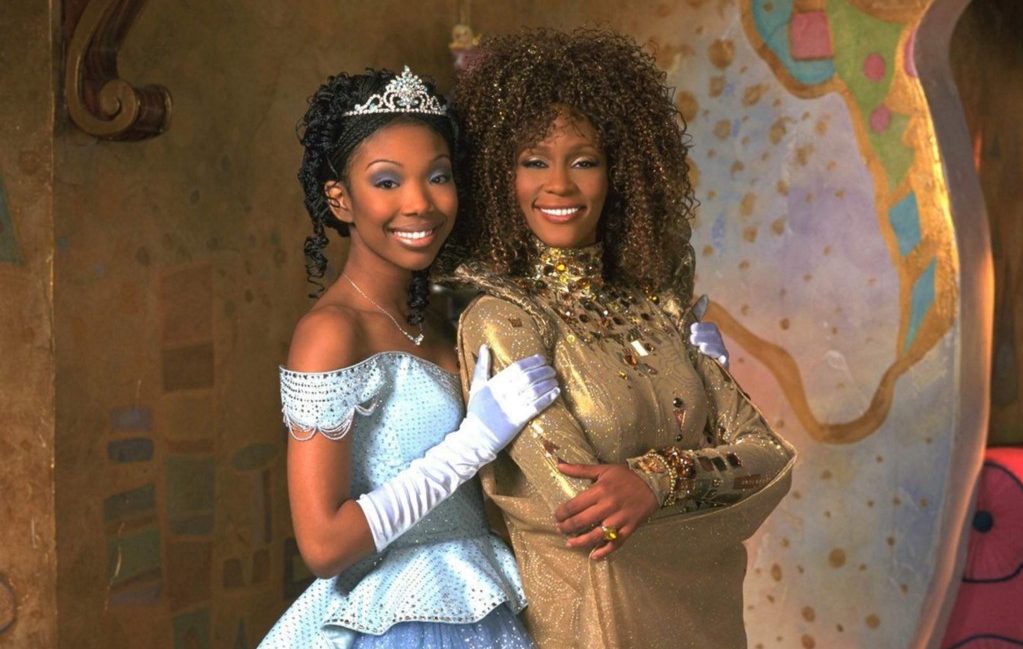 As cantora Brandy e Whitney Houston no filme 'Cinderela' -