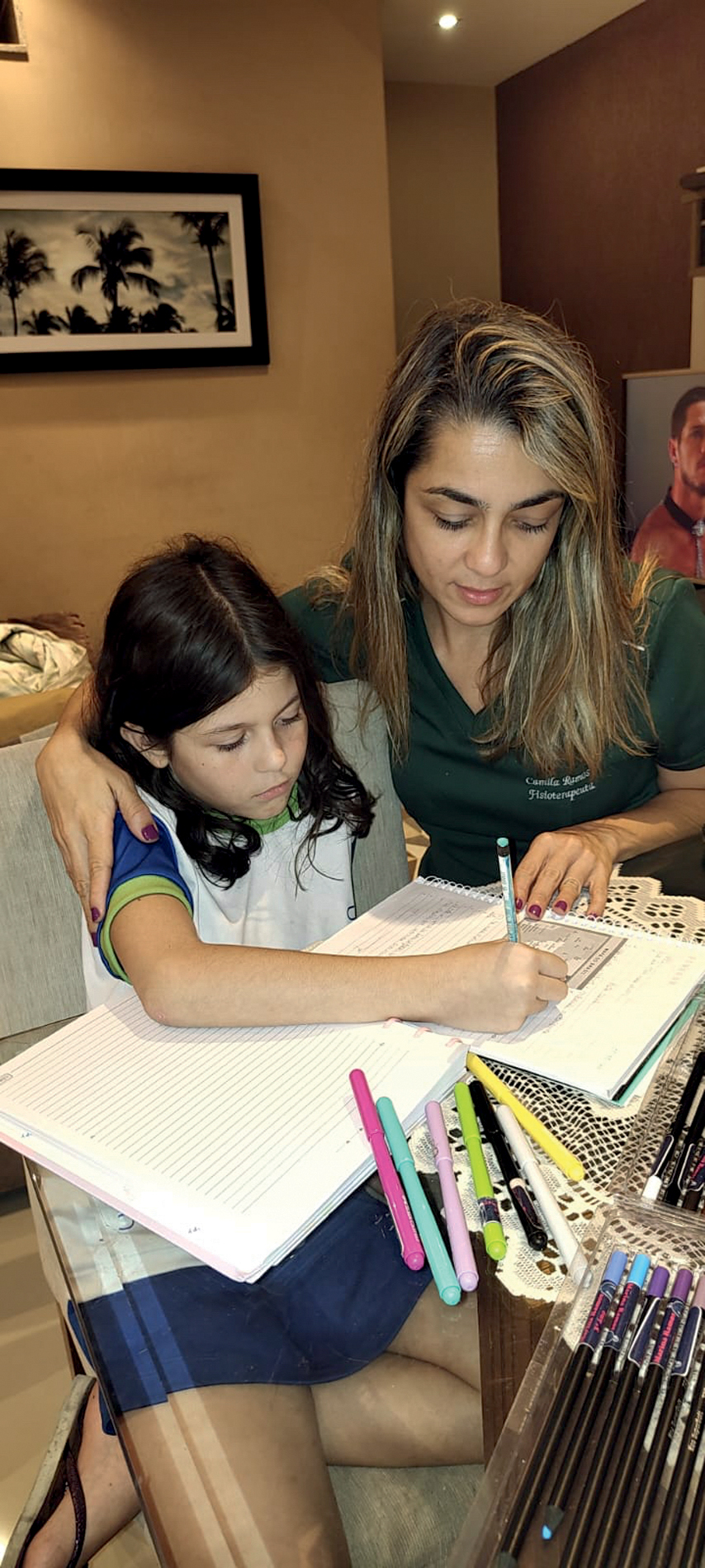 UMA DURA ESCOLHA - A fisioterapeuta Camila Ramos, 39 anos, tentou ajudar a filha Marina, de 9, na decisiva fase de alfabetização. Não deu. “O ensino remoto não funcionou e achei melhor ela repetir o ano”, diz