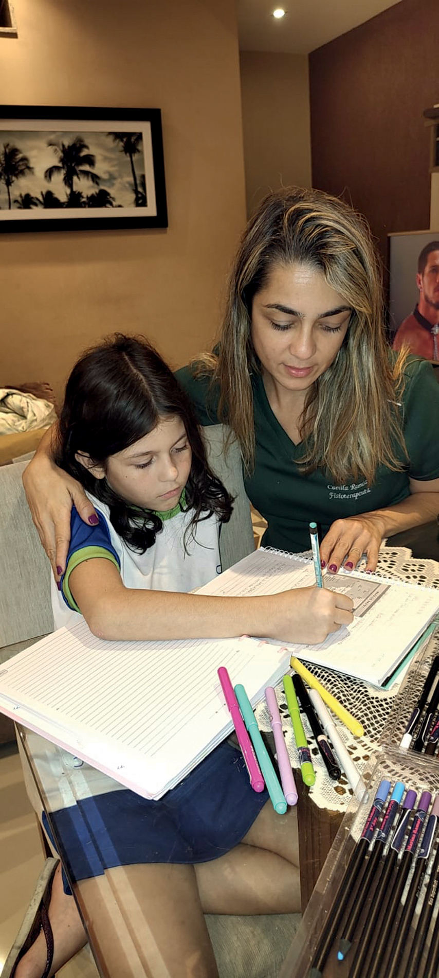 CAMILA-PERSONAGEM-2.jpg UMA DURA ESCOLHA - A fisioterapeuta Camila Ramos, 39 anos, tentou ajudar a filha Marina, de 9, na decisiva fase de alfabetização. Não deu. “O ensino remoto não funcionou e achei melhor ela repetir o ano”, diz