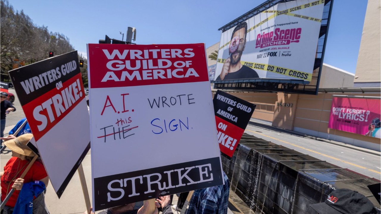 "A IA escreveu isso cartaz" — frase ironiza erros da inteligência artificial em protesto contra a substituição de roteiristas por robôs