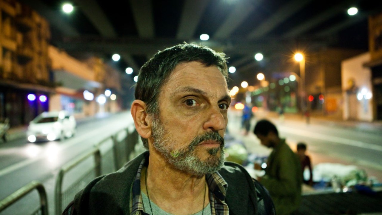 Paulo Miklos interpreta Aurélio, líder de uma banda de rock que se envolve em esquema de corrupção policial