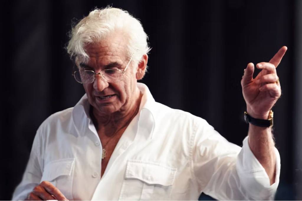 Design sem nome (41) Cooper caracterizado como Bernstein nos bastidores de 'Maestro'