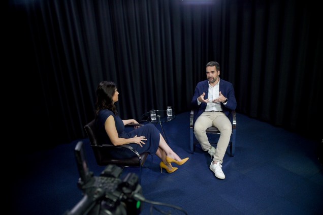 O governador do Rio Grande Do Sul, Eduardo Leite, e a jornalista Clarissa Oliveira, durante a gravação do programa Amarelas On Air, de Veja O governador do Rio Grande Do Sul, Eduardo Leite, e a jornalista Clarissa Oliveira, durante a gravação do programa Amarelas On Air, de Veja