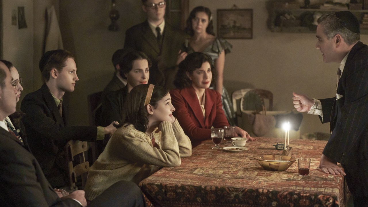 CORAGEM - Miep (no fundo, com o marido): heroína ajudou família de Anne Frank
