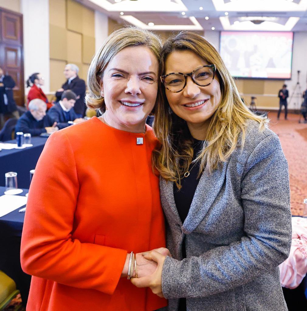 A presidente nacional do PT e deputada federal Gleisi Hoffmann e a primeira-dama Janja da Silva