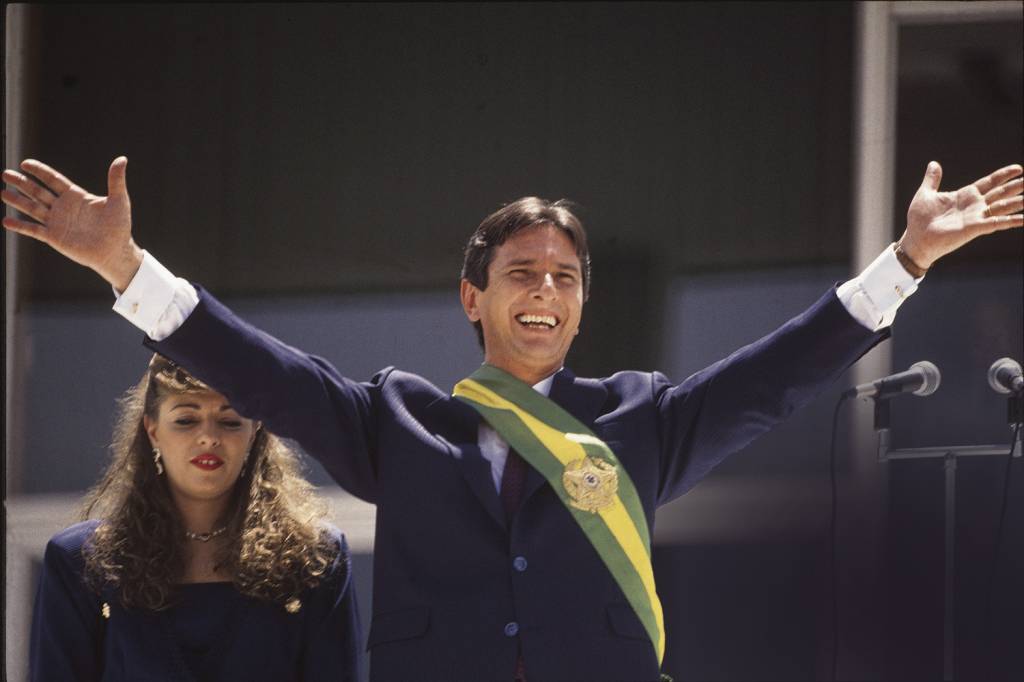 Fernando-Collor-de-Mello,-presidente-da-República,-com-os-braços-abertos,-ao-lad.jpg ASCENSÃO... - Eleição: o primeiro presidente escolhido pelo voto direto depois da ditadura