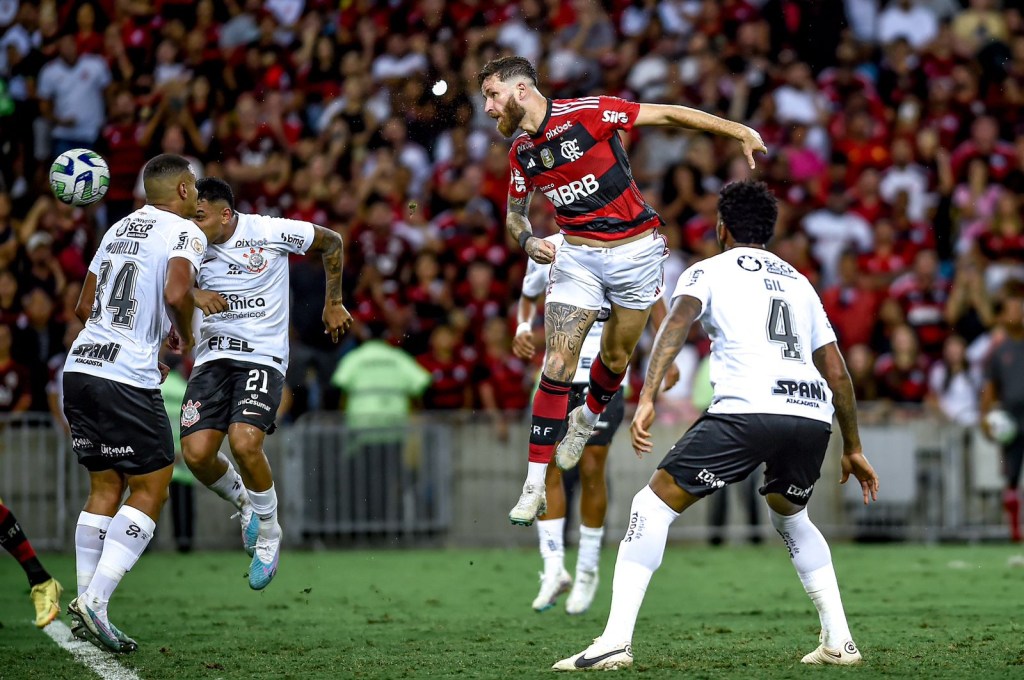 O zagueiro Leo Pereira sobe para marcar para o Flamengo e manter o Corinthians na zona de rebaixamento -