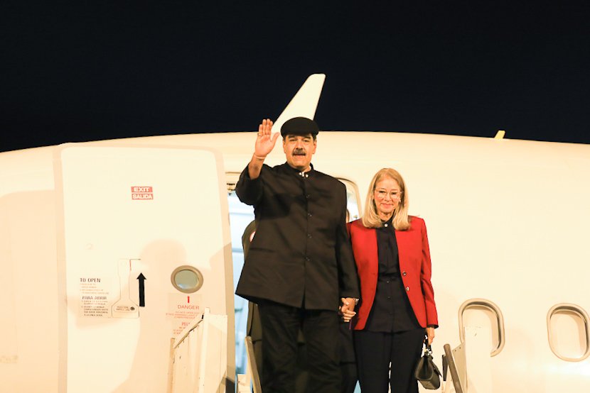 O líder venezuelano, Nicolás Maduro (esq.), e sua esposa, Cilia Flores, desembarcam em Brasília. 28/01/2023 -