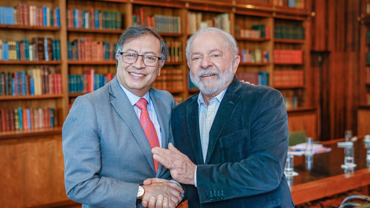 O presidente Lula (dir.) recebe o presidente da Colômbia, Gustavo Petro, para bilateral no Palácio da Alvorada. 31/05/2023 -