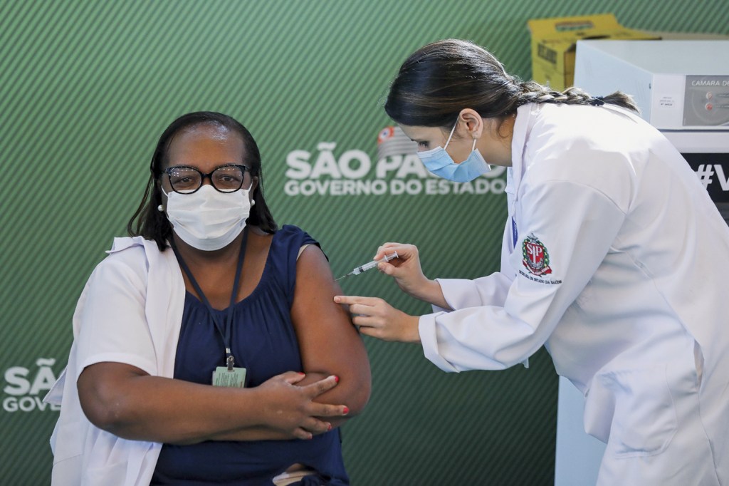 Nº 1 - Monica Calazans: a enfermeira foi a primeira vacinada no Brasil, em 2021