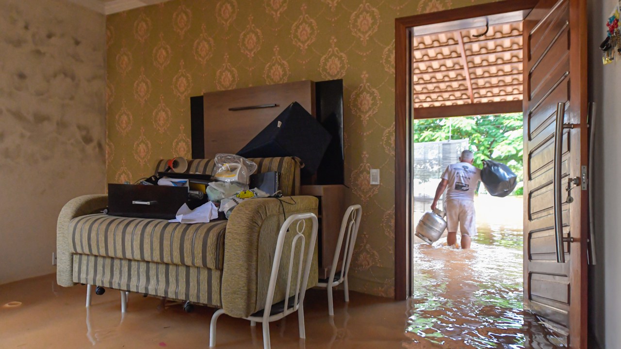 BELO HORIZONTE, BRAZIL - JANUARY 11: Washington Rogerio Guimaraes had his home flooded due to heavy rains causing the Marmelada River to overflow on January 11, 2022 in Abaete, Brazil. Heavy rain over the weekend caused landslides and floods in the Minas Gerais region. A maximum alert was issued due to the risk of the Carioca dam in Para de Minas bursting as a result of intense rain. (Photo by Pedro Vilela/Getty Images)
