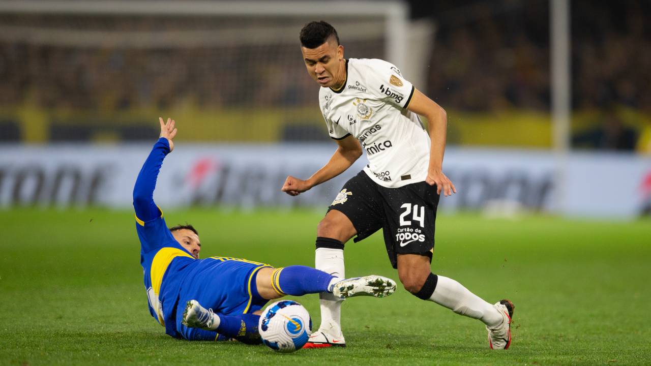 Boca Juniors Darâo Benedetto e Corinthians Victor Cantillo lutam pela bola durante a partida de futebol da Copa Libertadores entre Boca Juniors e Corinthians no Estádio Alberto J. Armando na cidade de Buenos Aires, Argentina, em 5 de julho de 2022