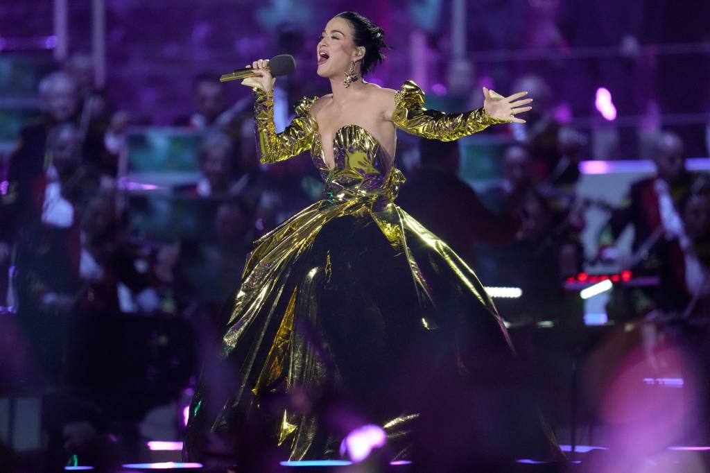 Katy Perry se apresenta no concerto de coroação do Rei Charles III e 7 de maio de 2023, no castelo de Windsor, na Inglaterra