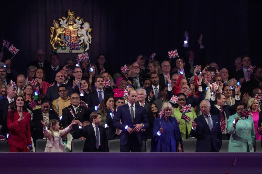 O rei Charles, a rainha Camilla, o príncipe e a princesa de Gales, William e Kate, junto com os filhos, assistem ao concerto de coroação em Windsor, em 7 de maio de 2023