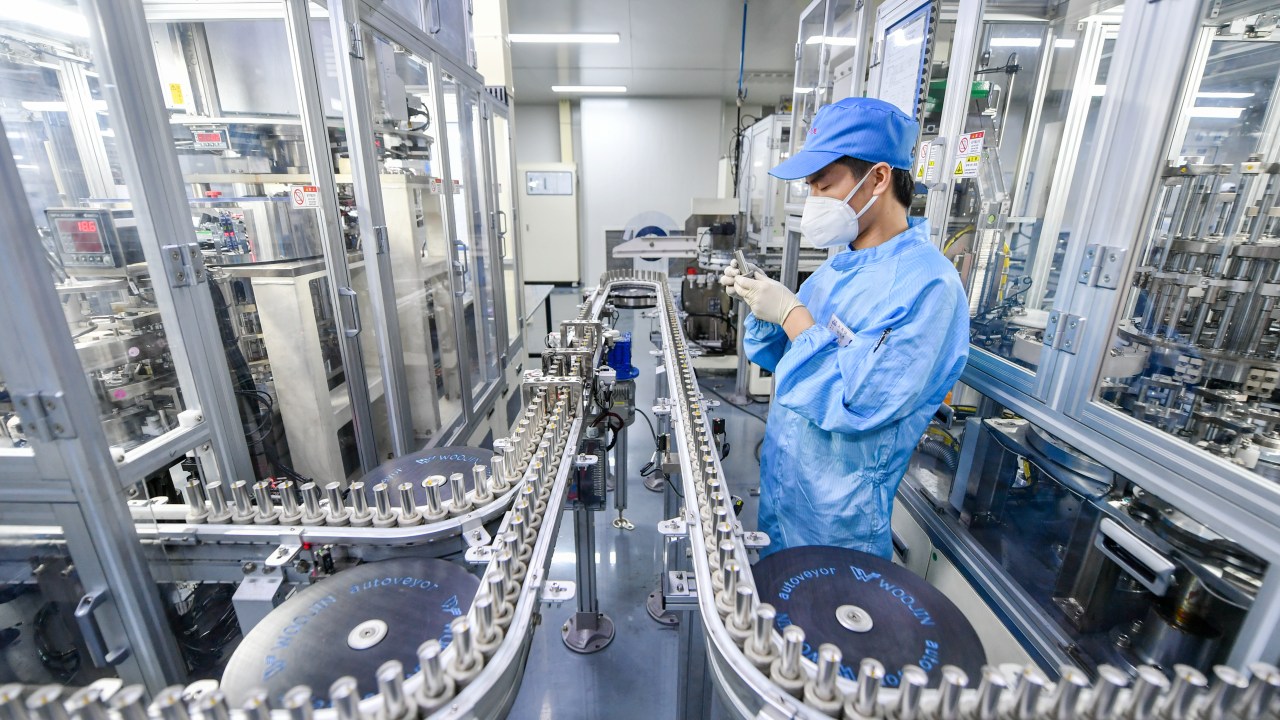 Produção de baterias de lítio em Changxing, na China: mineral é fundamental para a nascente indústria do carro elétrico