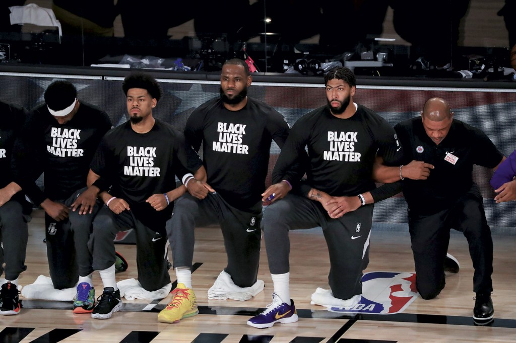 VIDAS PRETA IMPORTAM - LeBron James (no centro) e jogadores do Los Angeles Lakers: homenagem a George Floyd, preto assassinado por policiais