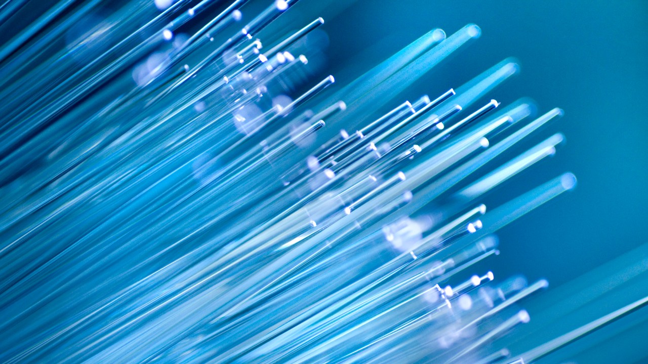 Uma fibra ótica com a espessura de um fio de cabelo humano agora pode transportar o equivalente a mais de 10 milhões de conexões rápidas de internet doméstica funcionando com capacidade total