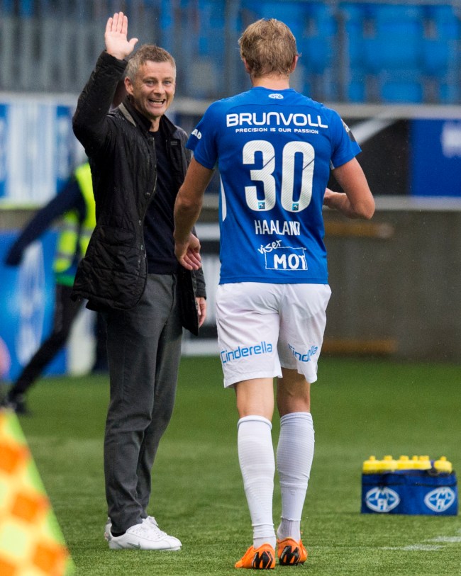 16/08/18 UEFA EUROPA LEAGUE THIRD QUALIFYING ROUND 2ND LEG.MOLDE FK V HIBERNIAN.MOLDE - NORWAY .Molde manager Ole Gunnar Solskjaer celebrates with Erling Braut Haland as he is substituted. (Photo by Ross Parker/SNS Group via Getty Images)