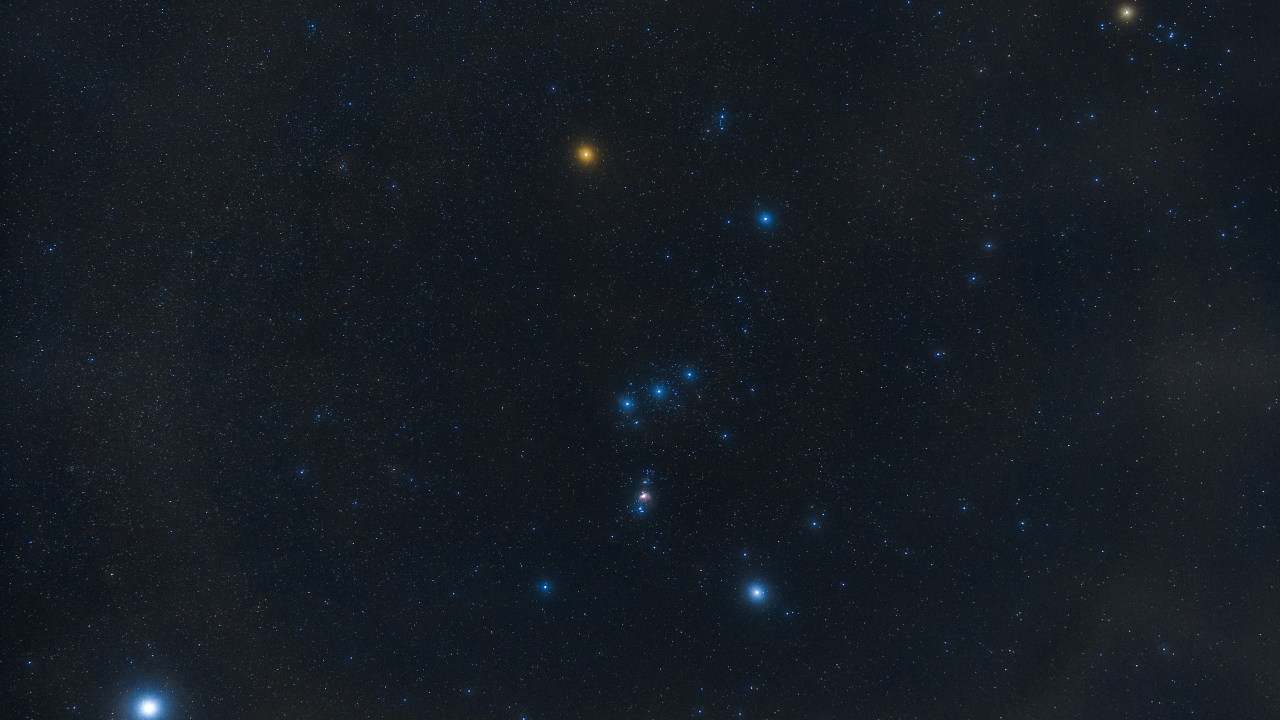 Betelgeuse faz parte da constelação de Orion e está entre as dez estrelas mais brilhantes do céu noturno