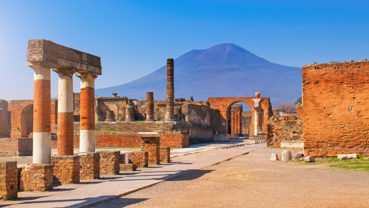 Ruínas da cidade de Pompeia, destruída por erupção do Vesúvio, em 79 d.C.