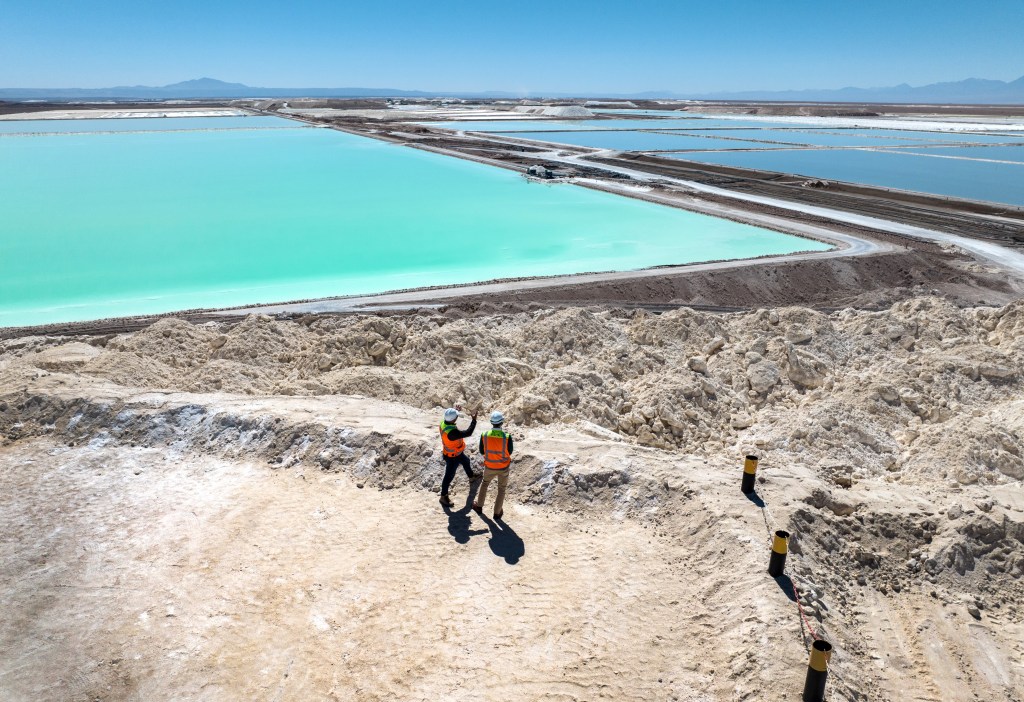 Mina de lítio no deserto do Atacama, no Chile: país vai nacionalizar a indústria do mineral