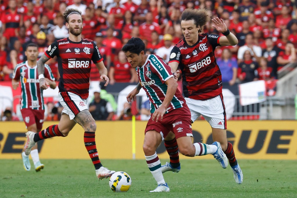 RIO DE JANEIRO, BRAZIL - SEPTEMBER 18: German Cano of Fluminense competes for the ball with David Luiz of Flamengo during a match between Flamengo and Fluminense as part of Brasileirao 2022 at Maracana Stadium on September 18, 2022 in Rio de Janeiro, Brazil. (Photo by Wagner Meier/Getty Images)