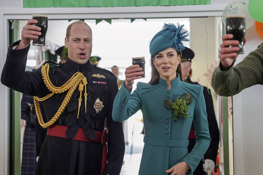 GettyImages-1474143480.jpg BRINDE AO FUTURO - William e Kate: campeões nas pesquisas de aprovação dos integrantes da família real