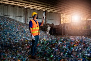 RECICLAGEM - Brasil ainda recicla menos de 25% do plástico descartado