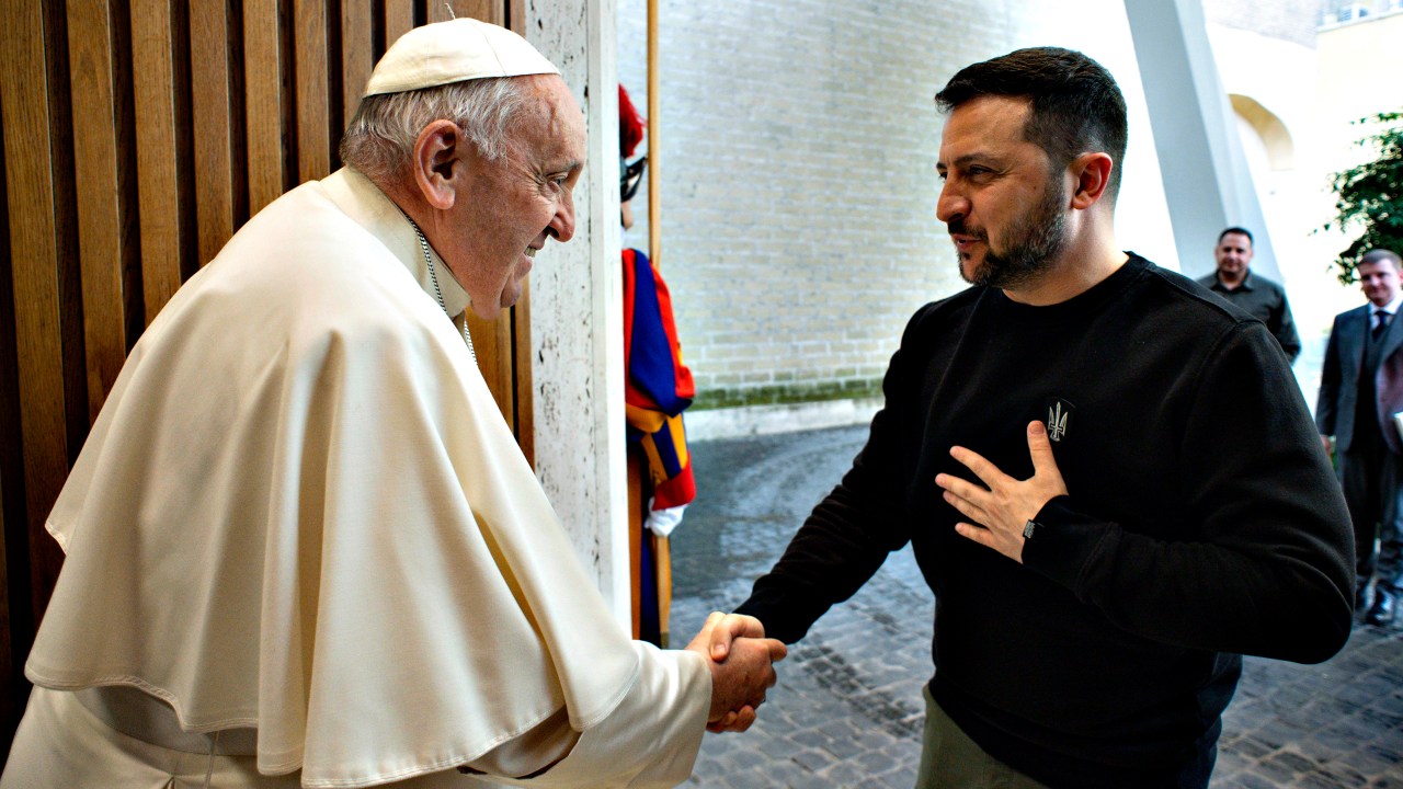 VATICAN CITY, VATICAN - MAY 13: (EDITOR NOTE: STRICTLY EDITORIAL USE ONLY - NO MERCHANDISING) Pope Francis meets with Ukrainian President Volodymyr Zelensky at the Studio of Paul VI Hall on May 13, 2023 in Vatican City, Vatican. (Photo by Vatican Media via Vatican Pool/Getty Images)