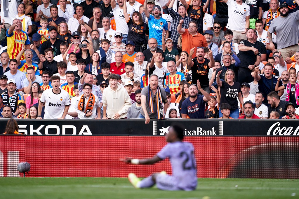 Torcedores do Valencia protestam contra Vinicius Junior