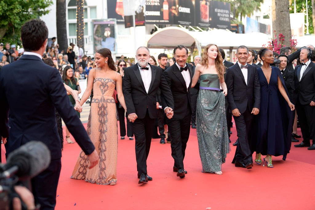 Alicia Vikander, Karim Aïnouz, Jude Law, Junia Rees, Amr Waked e Mina Andala na estreia de 'Firebrand' no tapete vermelho do Festival de Cannes -