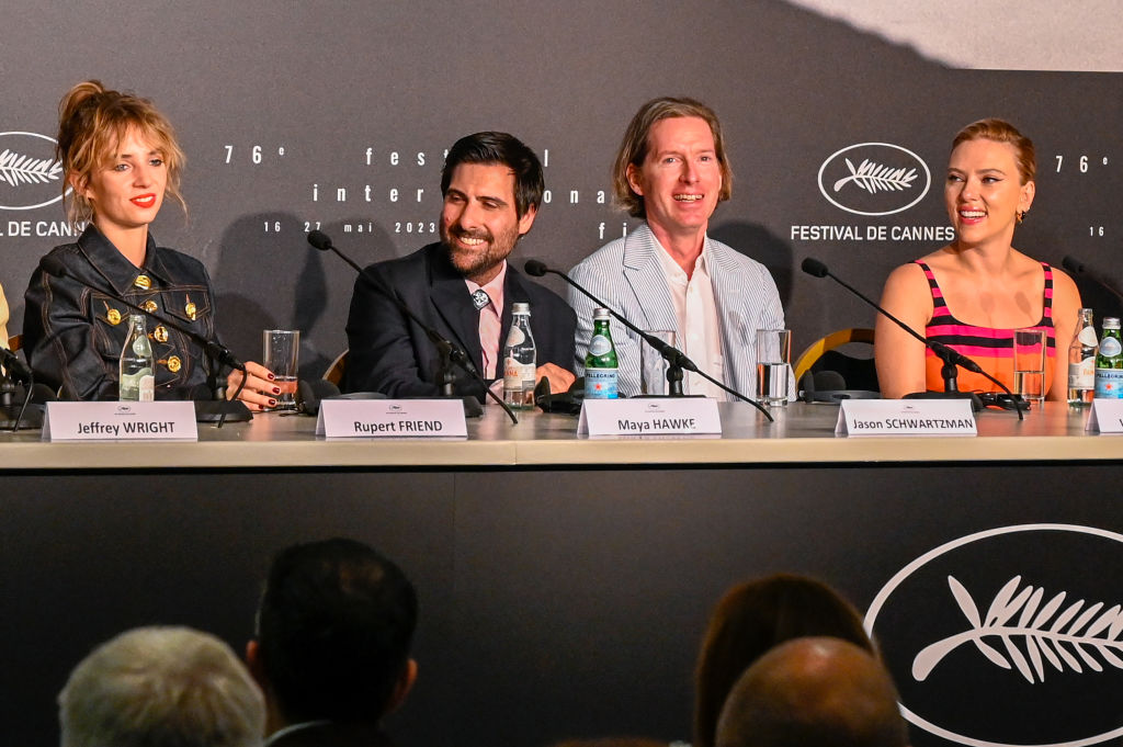 (Da esq para a dir) Maya Hawke, Jason Schwartzman, Wes Anderson e Scarlett Johansson na coletiva de imprensa do filme 'Asteroid City', no Festival de Cannes -