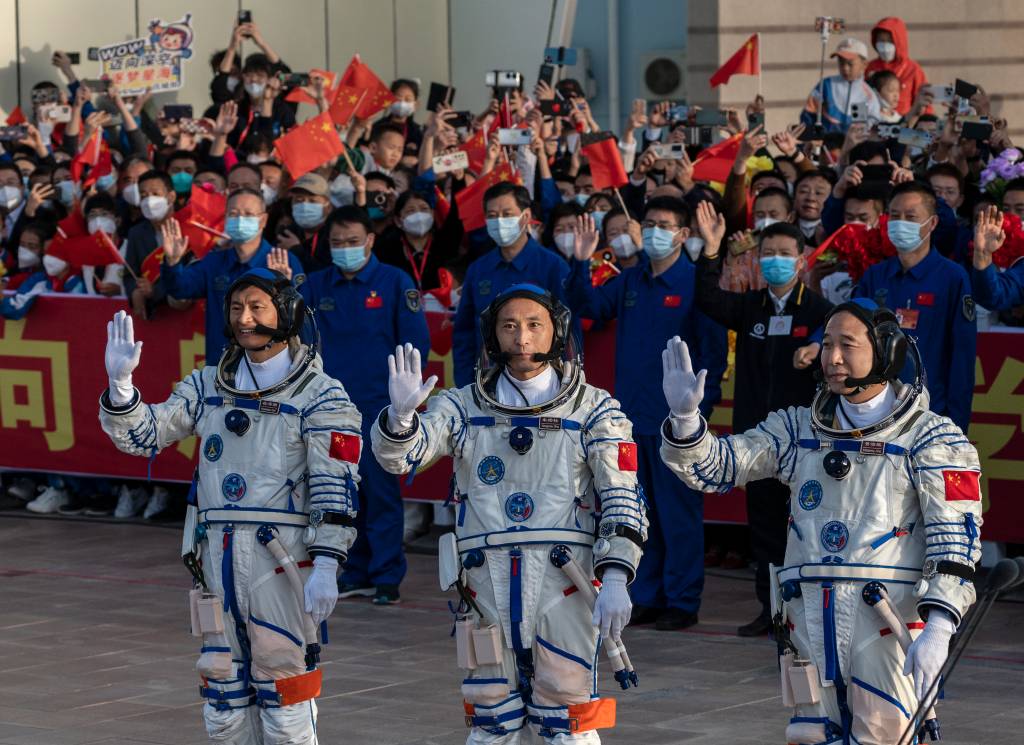 China Launches Astronauts To Space Station Gui Haichao, Jing Haipeng e Zhu Yang Zhu, que ocuparão a estação pelos próximos cinco meses