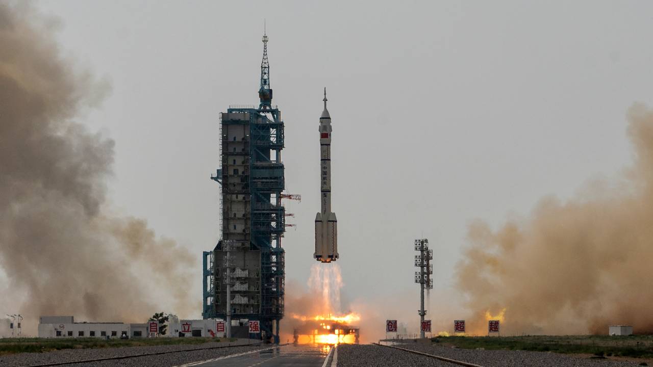 China lança tripulação a estação espacial