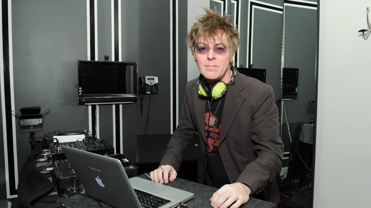 Andy Rourke, baixista do The Smiths, se apresenta como DJ no Glenlivet Cellar Collection Experience at Michael Andrews Bespoke, em 2013, em Nova York