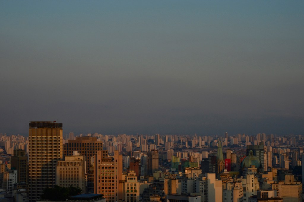 Poluição atmosférica na região central de São Paulo: índice é o dobro do limite estabelecido pela Organização Mundial de Saúde