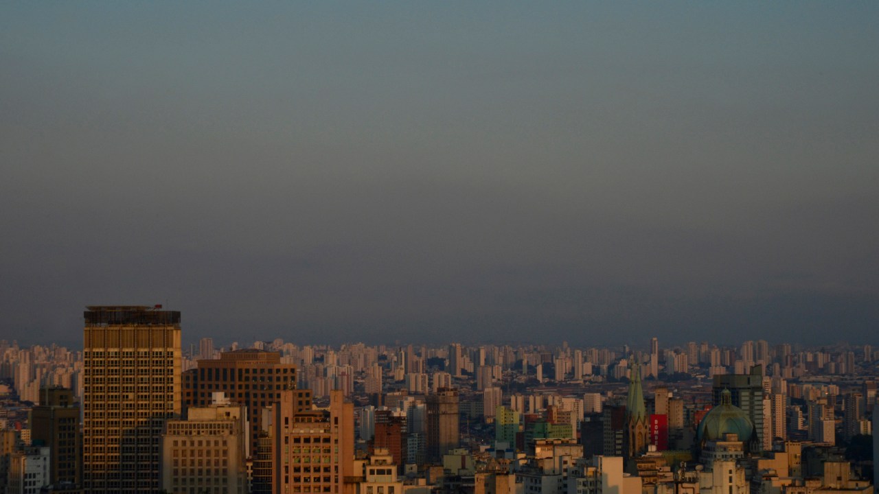 Poluição atmosférica na região central de São Paulo: índice é o dobro do limite estabelecido pela Organização Mundial de Saúde