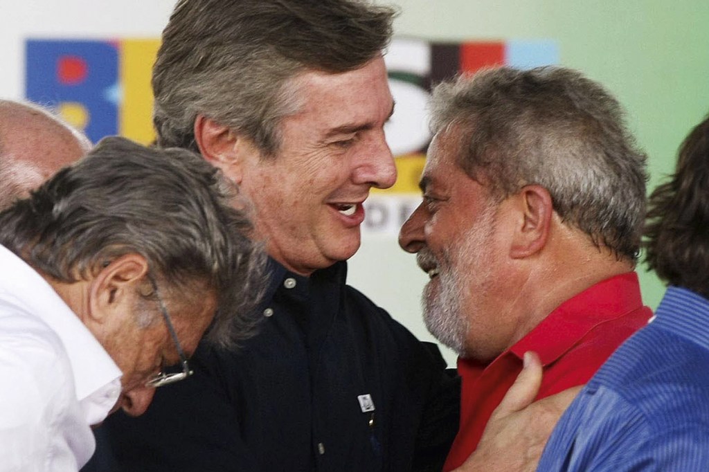 INÍCIO DO FIM - Com Lula, em 2006: apoio ao ex-desafeto em troca de cargo