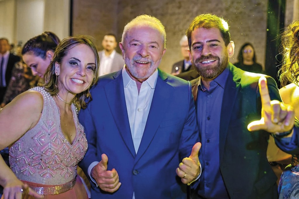 EM FAMÍLIA - O genro Danilo, com Lurian e Lula: “Minha mãe tem a carteira número 3 do partido”