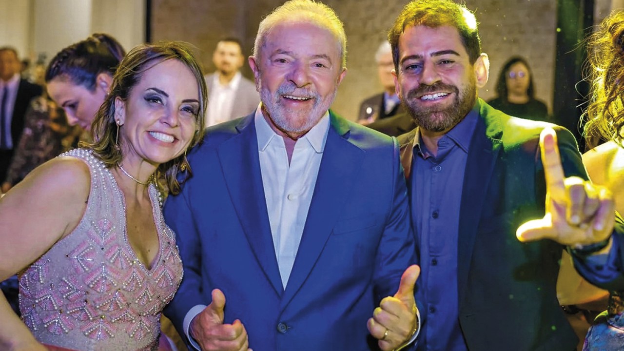 EM FAMÍLIA - O genro Danilo, com Lurian e Lula: “Minha mãe tem a carteira número 3 do partido”