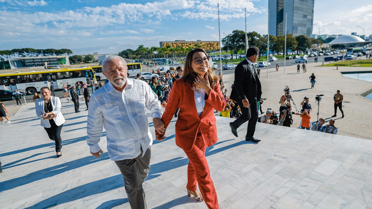 O presidente Lula e a primeira-dama Janja, sobem a rampa após evento de retirada de grades da frente do Palácio do Planalto