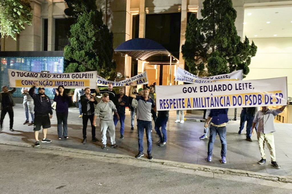 OPOSIÇÃO - Protesto em São Paulo: reunião esvaziada e críticas à direção